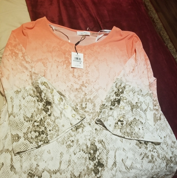 Plus size top - Picture 2 of 3